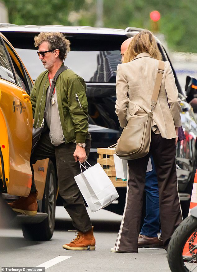 غالبًا ما ترتدي نجوم هوليوود ونماذج الشعر المستعار وملحقات الشعر لتحقيق مظهر أكثر شبابًا حيث يختفي الشعر ويفقد الحجم مع تقدم العمر