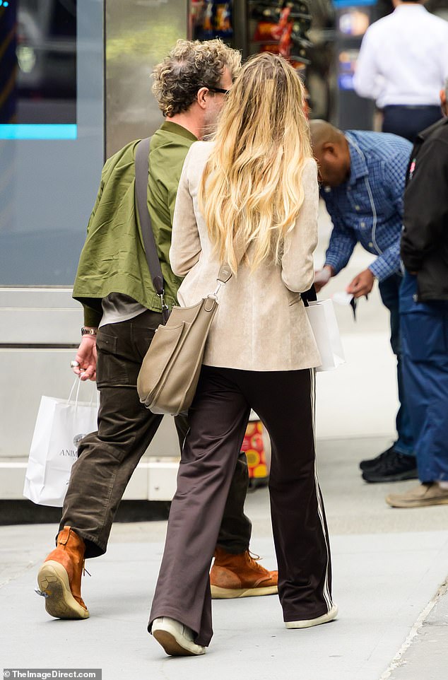 بدت غافلة عن Gaffe وهي تزور متاجر Designer مع Beau لها