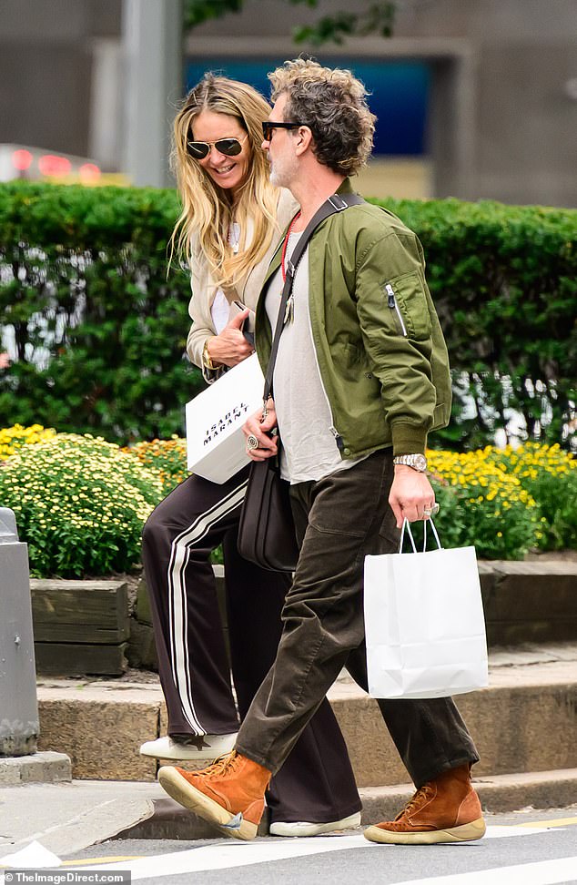 كان أحد الامتدادات ملحوظة في الجزء الخلفي من رأسها وهي تحمل أكياس تسوق عبر الشوارع