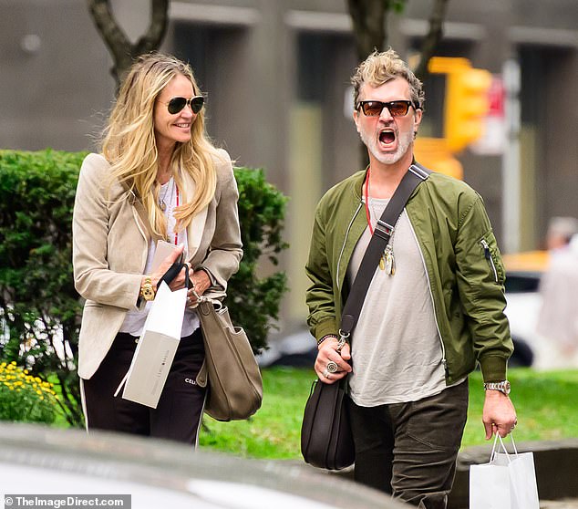 سبق أن أوضحت إيلي كيف تعتني بشعرها عندما تكون بعيدة عن المصممين المحترفين