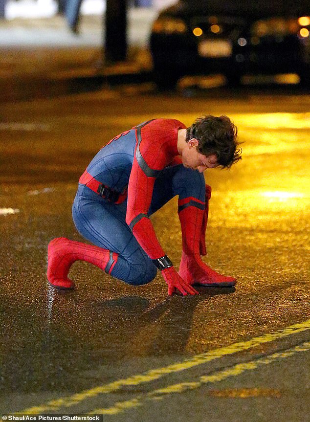 تم تعليق تصوير فيلم Marvel الذي تبلغ تكلفته 150 مليون جنيه إسترليني ، وهو فيلم العنكبوت الرابع للنجم ، عندما تصدع الممثل رأسه بعد تعرضه للسقوط