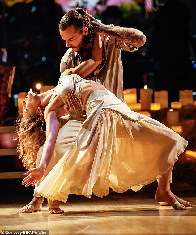 الراقصة المحترفة والطريقة السابقة للطريقة الوحيدة التي وصلت إليها إسيكس ستار في الدور نصف النهائي