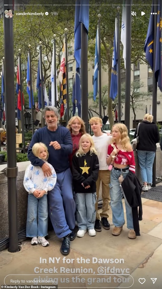 شاركت كيمبرلي بفخر صور لأطفالها في مدينة نيويورك قبل ظهورها في مرحلة المفاجأة