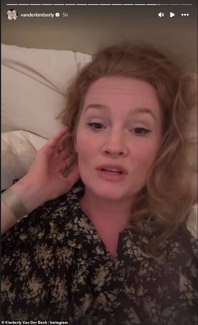 ظهرت زوجة الممثل كيمبرلي وأطفالهم الستة ظهورهم المفاجئ على خشبة المسرح في مسرح ريتشارد روجرز في مدينة نيويورك ، حيث أحضروا الممثلين للدموع