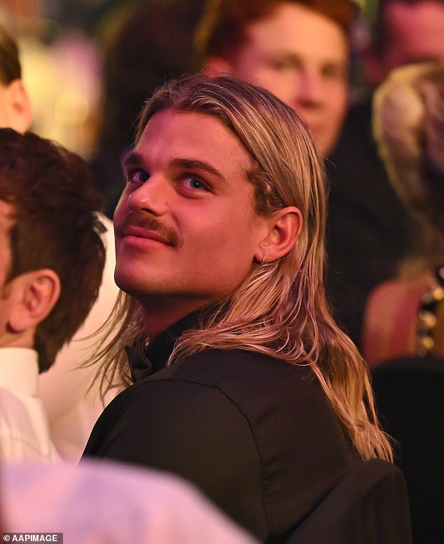 في ليلة الاثنين ، واجه بيلي حفل ميدالية براونلو سولو ، بعد وصف تامي بأنه 