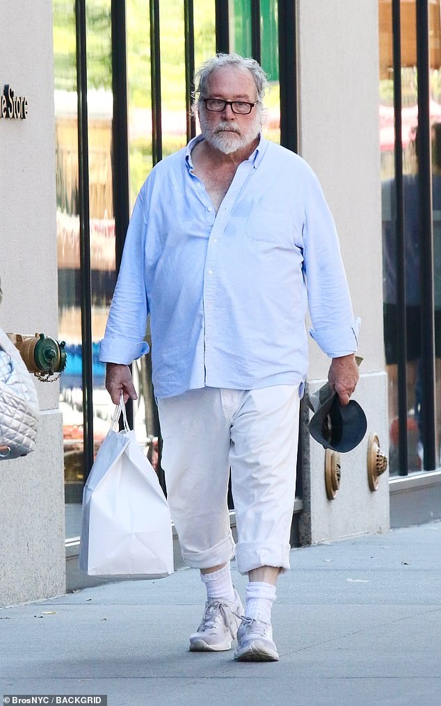 كان هولس نالت استحسانا عالميا لدوره في أماديوس