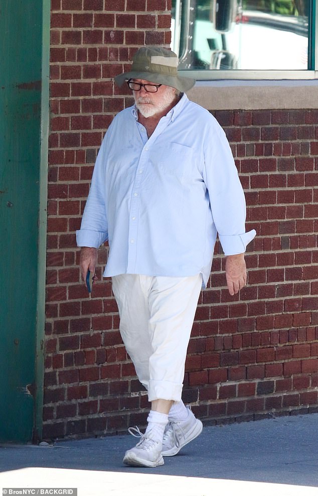 في عام 2008 ، خرج هولس علنًا كمثلي الجنس في مقابلة مع سياتل غاي نيوز