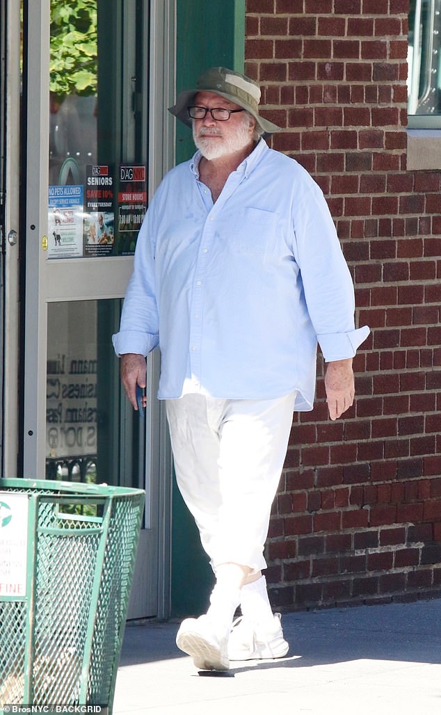 قام الممثل المتقاعد ومنتج المسرح الحالي بقطع شخصية غير رسمية أثناء تجوله في مدينة نيويورك