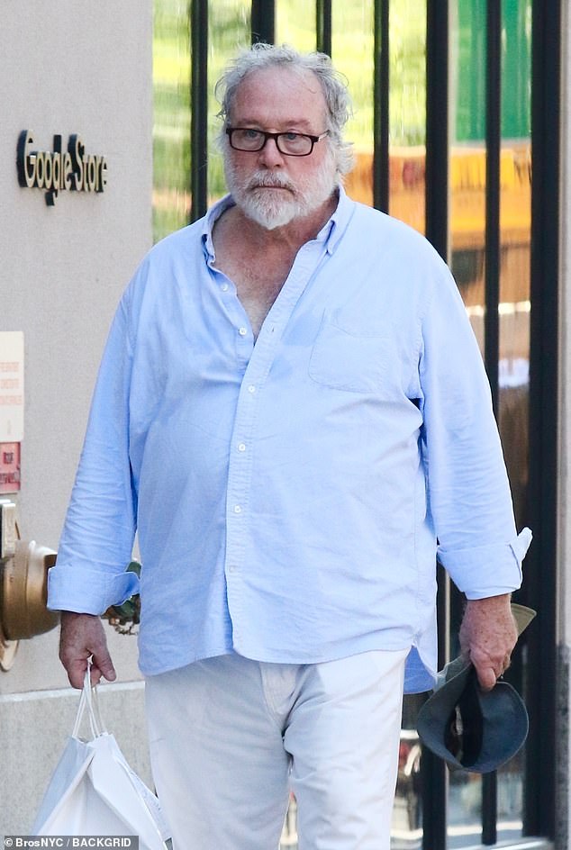 لعب النجم ، البالغ من العمر الآن 71 عامًا ، ملحنًا مبدعًا في سيرة عام 1984 الشهيرة ، والتي فازت بجائزة غولدن غلوب في عام 1985 - من هو؟