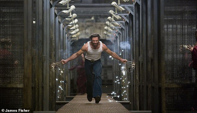 كان هيو يلعب دور ولفيرين منذ فيلم X-Men الأول في عام 2000. وعلى مجموعة الفيلم الأول ، أضر أذنه في تصادم مع كاميرا