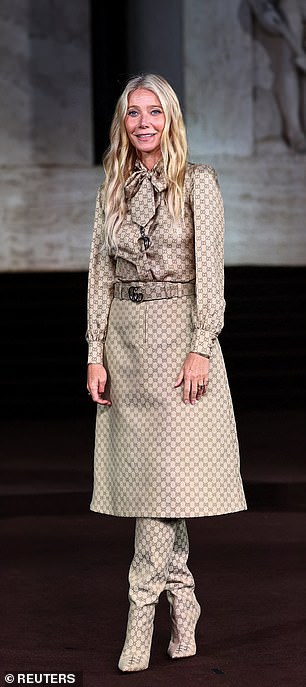 استلهمت Gwyneth ، 52 عامًا ، من المصمم الأيقوني مع جماعة وجهاً لوجه في طباعة Gucci الشهيرة أثناء عرضها قبل العرض.