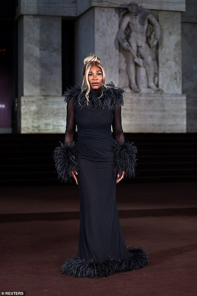 تضع سيرينا ويليامز على شاشة براقة في ثوب غوتشي الشبك الأسود الذي يعانقهم