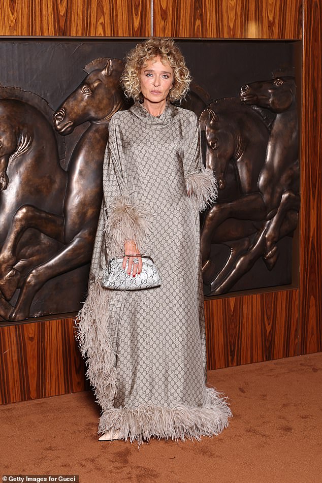 بدت فاليريا جولينو أنيقة في ثوب الساتان غوتشي البيج