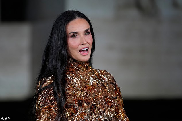 عرضت ديمي أيضًا بشرة ناعمة في الحدث الفخم