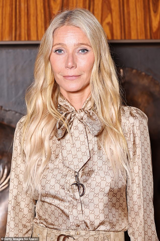 تم تصميم ترسها الأشقر في موجات فضفاضة واختارت نظرة مكياج ناعمة