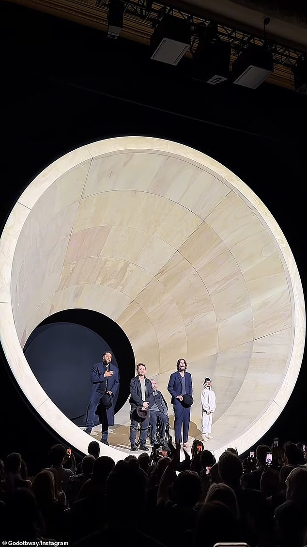 لقد ذهب Keanu بشكل أساسي لمطابقة مظهر شخصيته التعيس في Estragon في إحياء المخرج جيمي لويد لعام 1952 Samuel Beckett Surrealist Tragicomedy ، الذي يستمر حتى 4 يناير 2026 (في الصورة 13 سبتمبر))