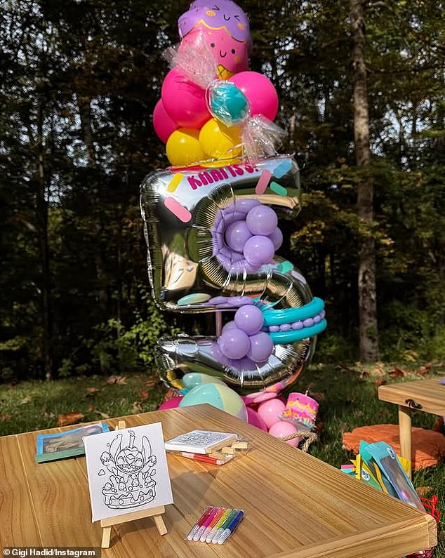 تضمنت منشور Gigi's Carousel لقطة من الطاولات الخشبية حيث يمكن لرواد الحفلات المشاركة في التلوين