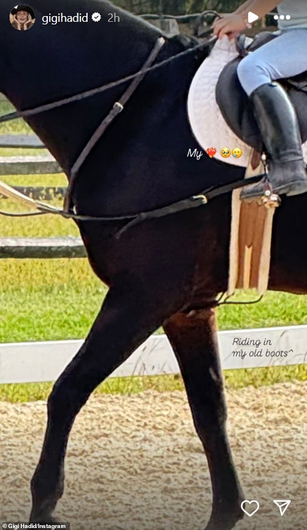 استخدمت النموذج قصص Instagram لمشاركة صورة لابنتها وهي ترشح حصانًا في أحذية الركوب التي ارتدتها خلال طفولتها.