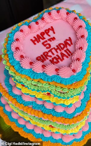 كعكة متعددة الألوان ، متعددة ، قراءة على شكل قلب ، 