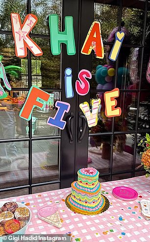 تم استضافة حفلة عيد ميلاد خاي في الهواء الطلق وشملت الفنون والحرف والكعك والبالونات