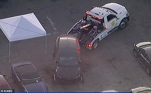 قام المحققون باكتشاف مروع بعد أن تم استدعاؤهم إلى ساحة سحب هوليوود للتحقيق في رائحة كريهة قادمة من الجذع الأمامي من طراز Tesla المحتجز Burke