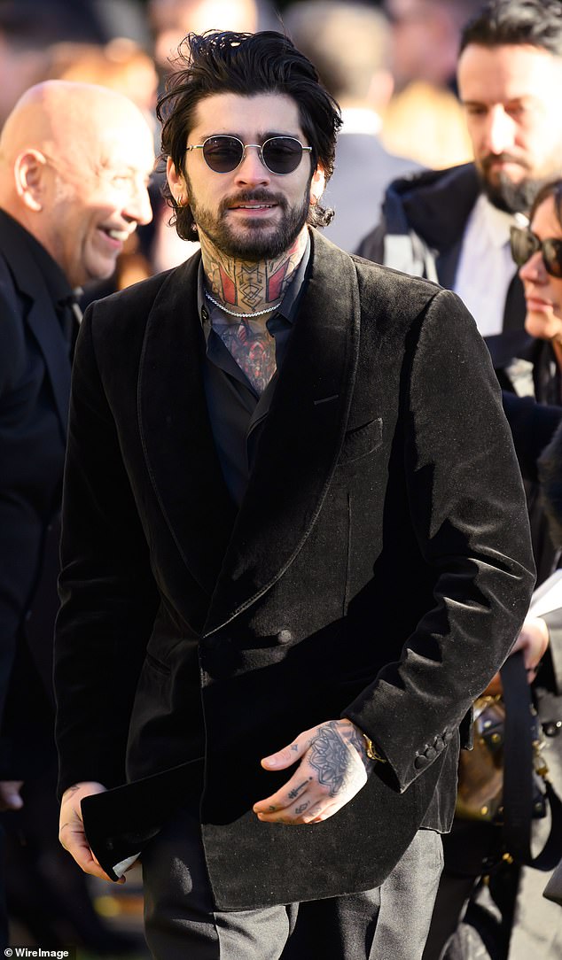 أجاب عارضة الأزياء إلى أحد المعجبين عبر الإنترنت تساءل عما إذا كان زين في حفلة عيد ميلاد ابنتهما. 