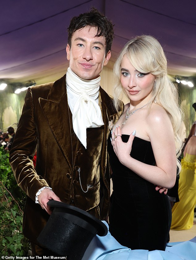 يعتقد المستمعون أيضًا أن سابرينا استخدمت اسم 