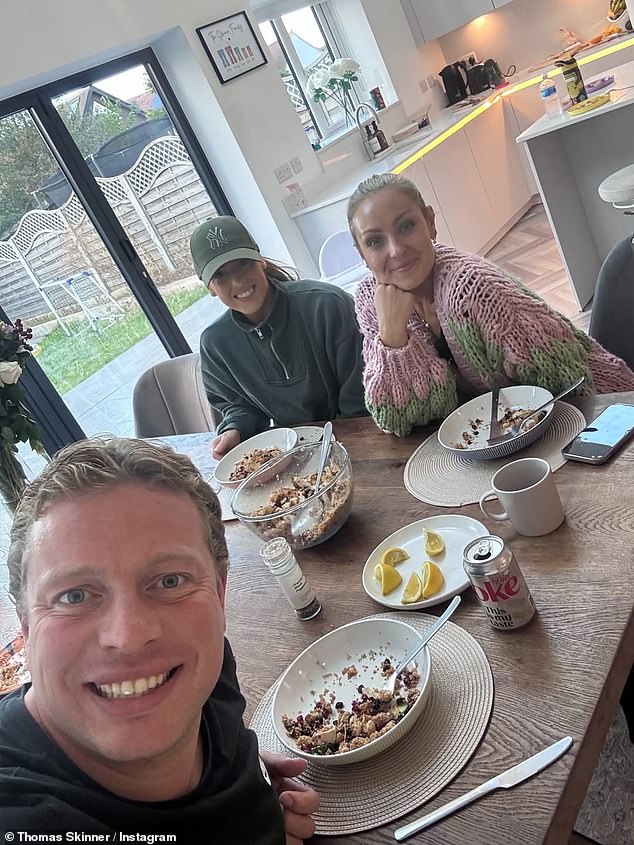 قدم توماس شريكه في الرقص الصارم آمي لزوجته وأطفاله يوم الثلاثاء وهو يشارك سلسلة من اللقطات العائلية على Instagram