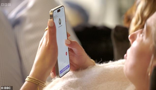 أقنعها الأخت الكبرى جيما ، قررت سليمان مترددة إرسال لاعب خط الوسط السابق في مانشستر يونايتد بمذكرة صوتية بأمل غامض في الحصول على بعض النصائح حول تربية النحل