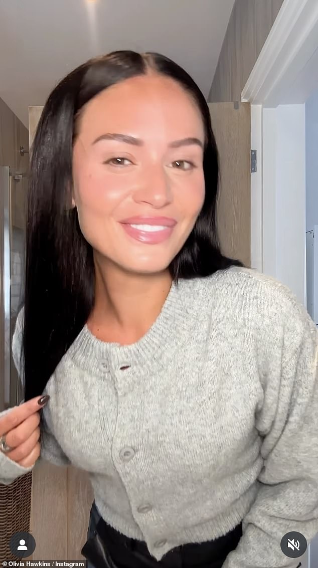 في مقطع فيديو مشترك في Instagram ، غطت ليف فمها أثناء مناقشتها التفكير قبل الكشف عن مظهرها الجديد