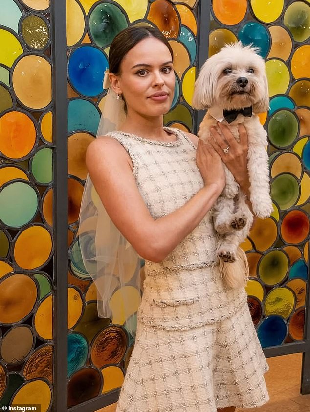 في حفل الزفاف السابق ، انضم إلى Atlanda مع كلبها