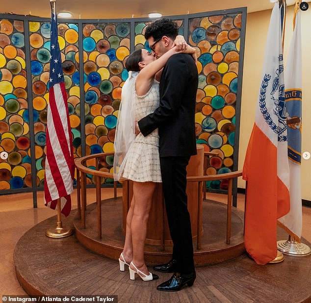 كشفت نجمة التلفزيون في التسعينات أماندا دي كادينيت عن ابنتها الكبرى أتلانتا تزوجت من المغنية ديفيد ماكلوفيتش في حفل محكمة حميمة