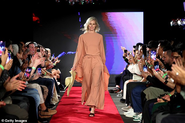 شوهد الجمال البالغ من العمر 50 عامًا وهو يضرب المدرج مرة أخرى لأول مرة منذ عقود. عمل تايلور في عرض Mott50 Edition & Coolibar Sun Safe Soirée Fashion التقديمي