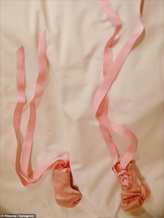 شاركت النجمة صورة لقفازات الملاكمة الوردية الولادة