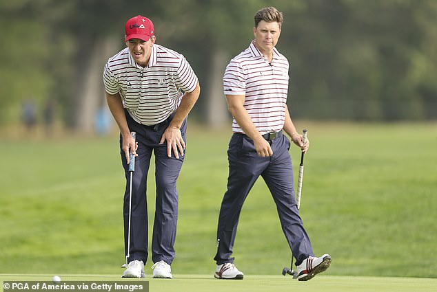 كان المشجعون يتجذرون لأعضاء فريق الولايات المتحدة الأمريكية Eli Manning و Colin Jost (في الصورة) ، ولم يظهروا أي دعم لبروكلين ، وفقًا لما ذكره من الداخل