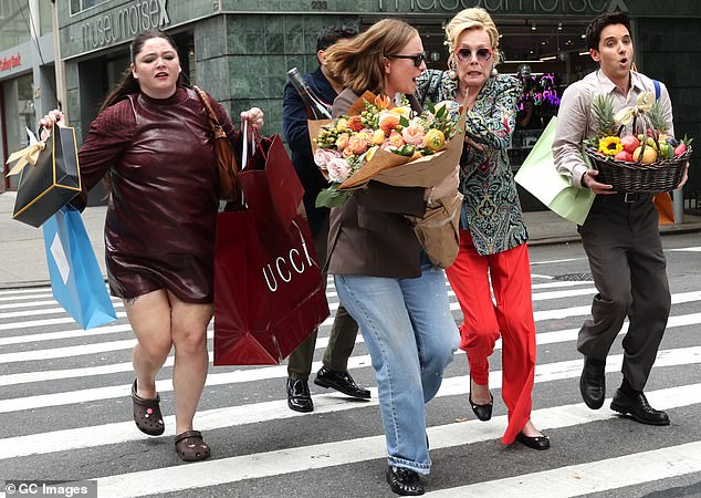 يبدو أنهم كانوا يهرعون إلى حفلة ، حيث كانت كايلا محملة بتسوق المصمم وكانت آفا تمسك باقة ضخمة