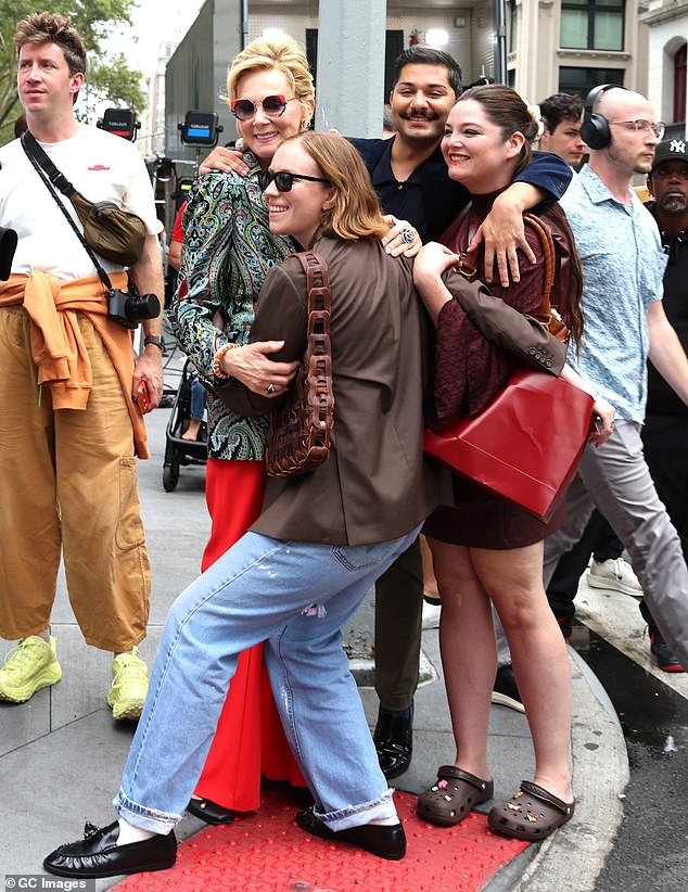 حصلت كل من الممثلة على إيميز هذا الشهر للاختراقات - وعلى السجادة الحمراء ، ترك هانا تنزلق أن هذه السلسلة ستنتهي بعد الموسم الخامس القادم