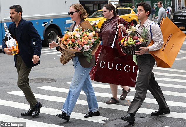 تم تضمين أيضًا في المشهد مارك إنديليكاتو (يسار) كمساعد داميان ديبورا ، حيث قام بتجميع مجموعة من الشخصيات التي شوهدت وهي تتنقل عبر شارع وسط المدينة