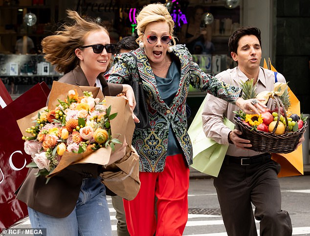 رافقهم النجوم المشاركين بما في ذلك المؤسس المشارك لـ Hacks Paul W. Downs Iright) ، الذي يلعب دور مدير Deborah و Ava المتبادل Jimmy