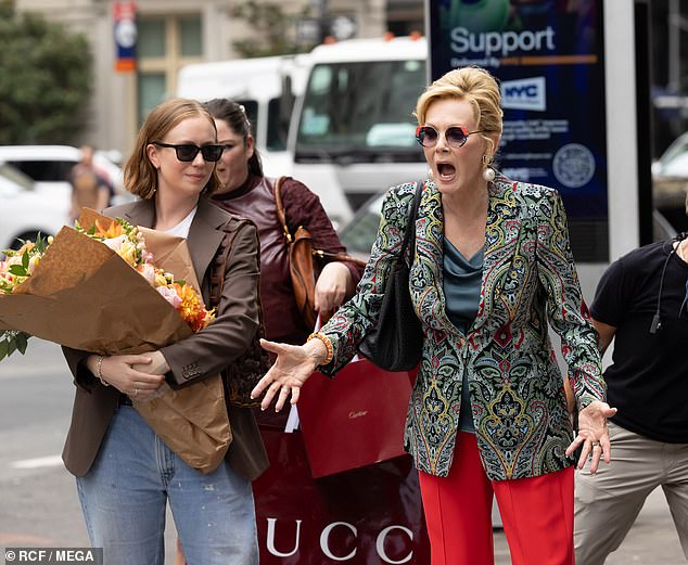 وفي الوقت نفسه ، شوهد جان هذا الصيف باستخدام قصب بعد سقوط مؤلم وجراحة ناتجة عن الركبة - لكنها كانت قادرة على المشي دون مساعدة في إيميز