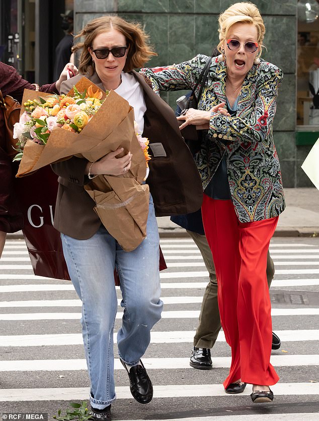 نجوم المعرض جان ، 74 عامًا ، كرمز كوميدي في قتال يذكرنا بجوان ريفرز وهانا ، 30 عامًا ، ككاتب شاب يصبح موظفها