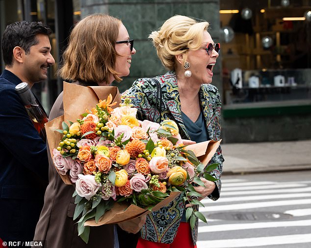 أثناء الاحتفال بالرقم الرابع من يوليو مع أبنائها ، تدور حولها بسرعة لتشيد سيارة أجرة وتعثرت على قاعدة 