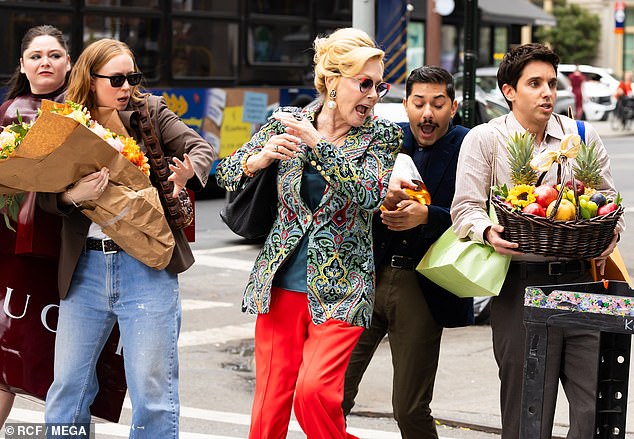 في هذه الأثناء ، قام جيمي بنقل على طول سلة هدايا وحمل داميان على طول زجاجة كبيرة الحجم