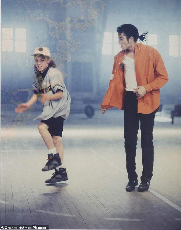 يدعي روبسون أن جاكسون قام بتثبيته من سن السابعة حتى 14 بعد مقابلة النجم عندما فاز في سياق انتحال شخصية مايكل جاكسون ؛ تم تصويرهم في 