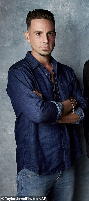 يزعم واد روبسون ، 43 عامًا ، وجيمس سافشوك ، 47 عامًا ، أنهما تعرضوا للإيذاء الجنسي من قبل جاكسون كأطفال ، على النحو المفصل في الفيلم الوثائقي HBO 