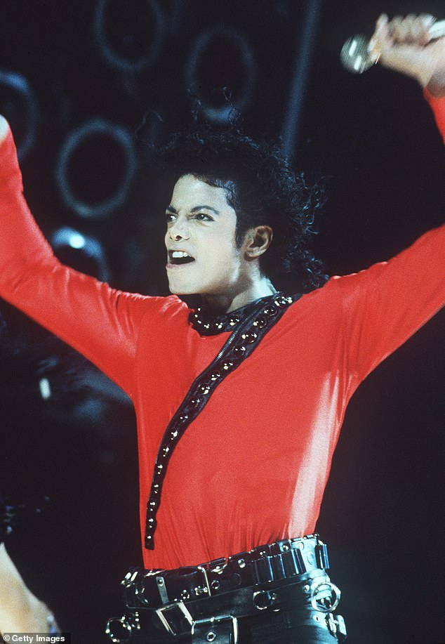 توفي جاكسون-المعروف كواحد من أفضل الفنانين مبيعًا على الإطلاق-عن عمر يناهز 50 عام 2009 ، بعد أن يعاني من قلب من جرعة زائدة من البروبوفول ؛ في الصورة 1987