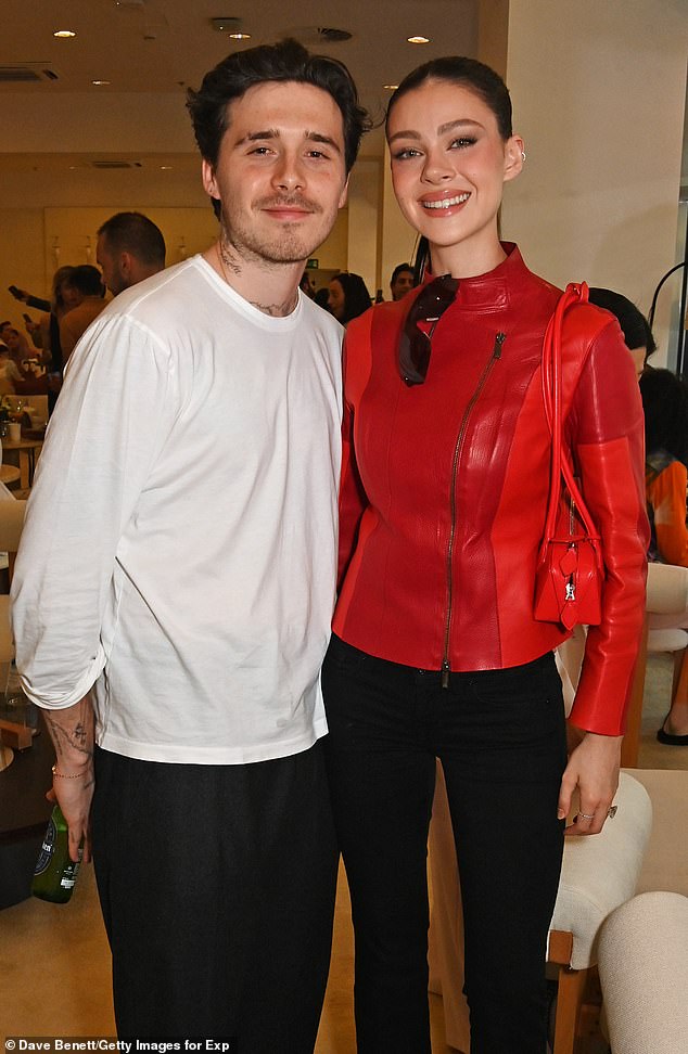 بقيت زوجته نيكولا بيلتز في لوس أنجلوس لرعاية كلابهم الأربعة (في الصورة في عام 2024)