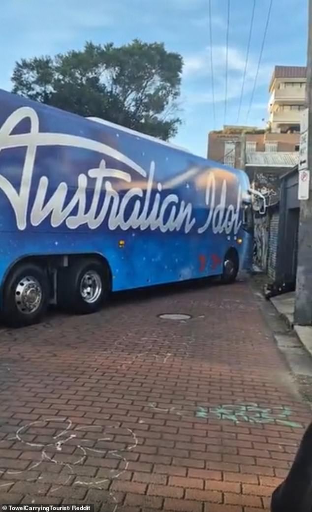 لقطات من الحافلة ، غير متأكد على ما يبدو في أي طريق كانت إلى الأمام ، وشق طريقها إلى رديي وسرعان