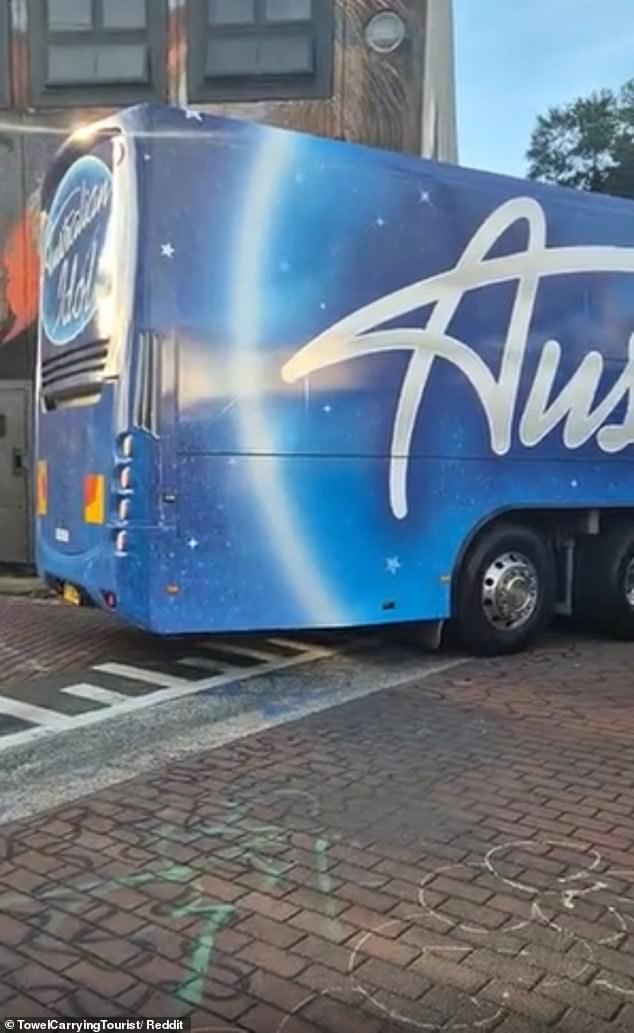 وأظهرت السيارة تحاول يائسة للخروج من الممر الضيق