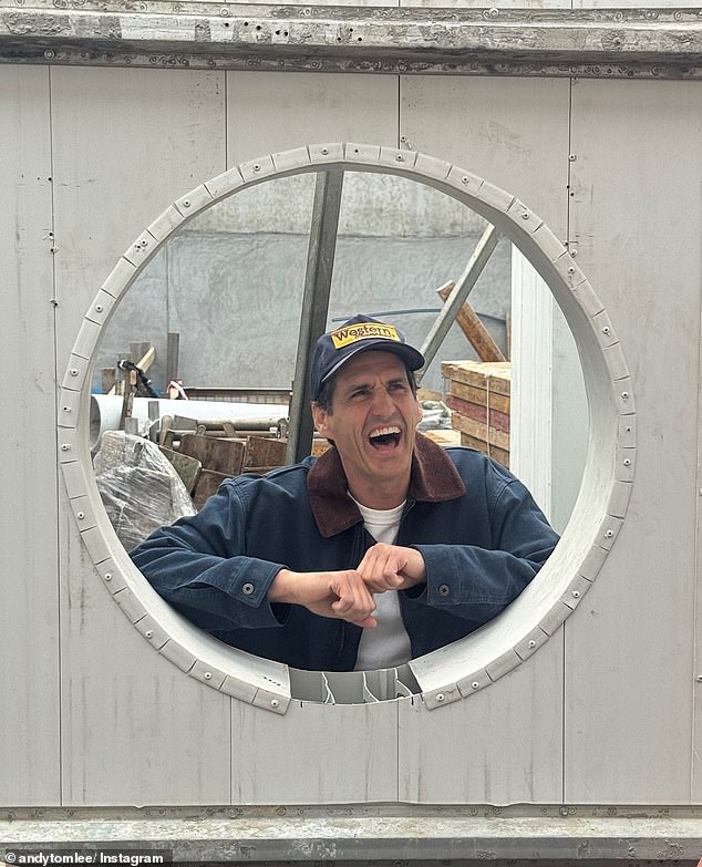 استغرق آندي إلى Instagram لمشاركة صور لتجديدهم المستمر ، وعرض بفخر نافذة سفن محفوظة